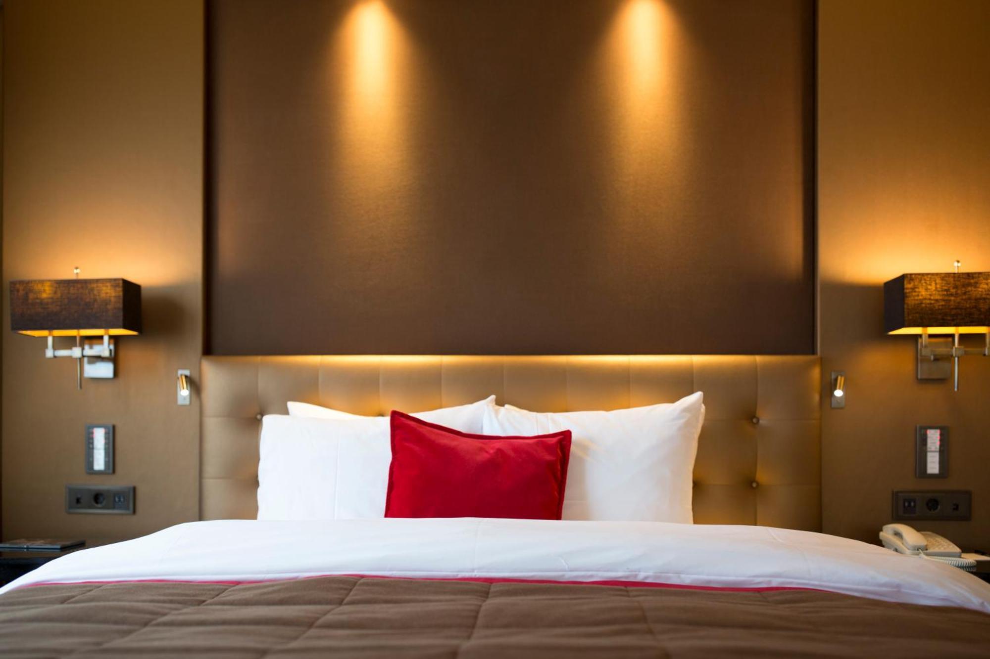 Grand Hotel Huis Ter Duin Noordwijk Room photo A bed with a red pillow